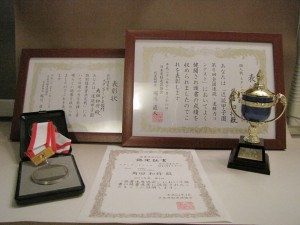 速読関連の賞状とトロフィー